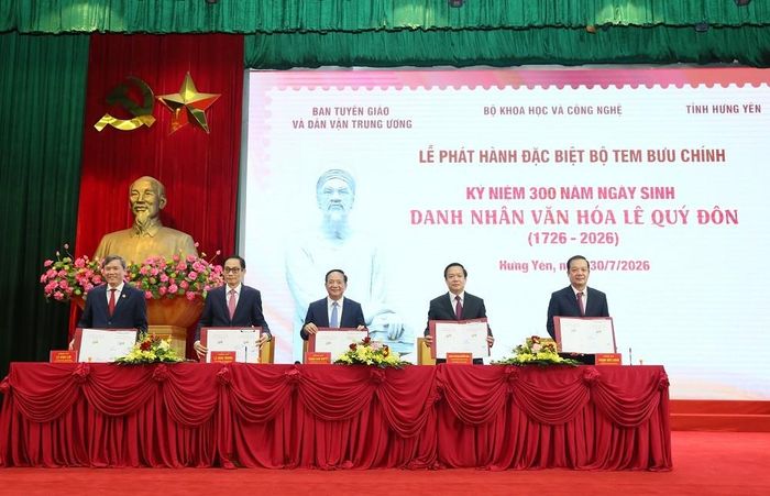 Các đồng chí lãnh đạo Trung ương và lãnh đạo tỉnh Hưng Yên thực hiện nghi thức ký bìa phát hành đặc biệt bộ tem bưu chính (Ảnh: hungyen.gov.vn).