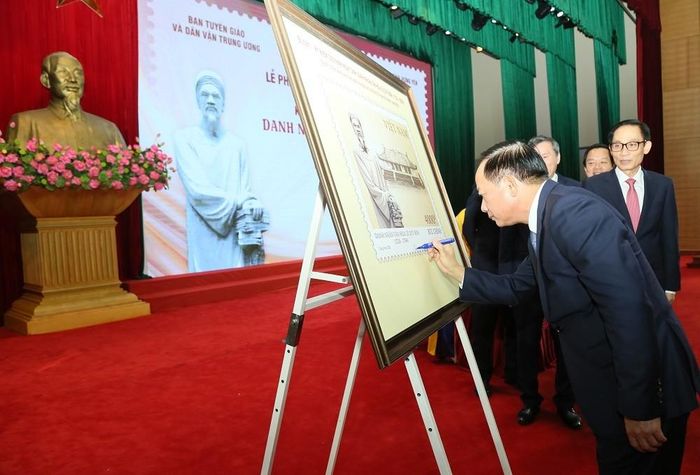 Đồng chí Trịnh Văn Quyết, Ủy viên Bộ Chính trị, Bí thư Trung ương Đảng, Trưởng Ban Tuyên giáo và Dân vận Trung ương ký lưu niệm trên tranh tem (Ảnh: hungyen.gov.vn).