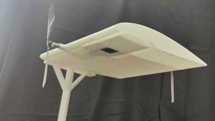Nguyên mẫu bộ thu năng lượng laser gắn dưới cánh mô hình drone tĩnh, chuyển đổi năng lượng từ chùm laser xanh thành điện năng, trong khi luồng khí từ cánh quạt dẫn nhiệt thoát ra qua các kênh làm mát tích hợp sẵn. Nguồn: Y. Han và X. Han và cộng sự, tạp chí Matter & Light.