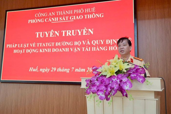 Đại tá Lê Viết Phương, Trưởng phòng CSGT Công an Thành phố Huế phát biểu tại Hội nghị