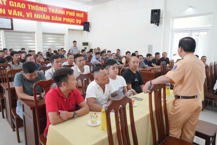 Các doanh nghiệp và lái xe trực tiếp trao đổi, phản ánh những khó khăn, vướng mắc trong quá trình hoạt động