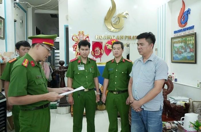  Công an TP Cần Thơ công bố quyết định khởi tố, bắt tạm giam bị can Hoàng Trọng Quí để điều tra về hành vi buôn lậu. Ảnh: Công an cung cấp. 