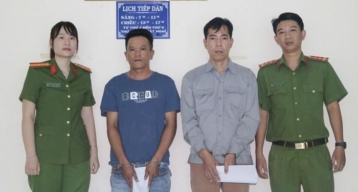  Công an TP Cần Thơ thi hành lệnh bắt tạm giam đối với hai bị can Trần Hữu Nghiệp (trái) và Trần Văn Lúa để điều tra về hành vi buôn lậu. Ảnh: Công an cung cấp. 