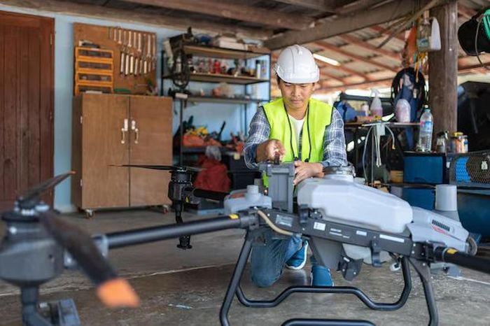 Bên cạnh việc bán thiết bị, các doanh nghiệp còn cung cấp chương trình đào tạo phi công drone, dịch vụ bảo trì