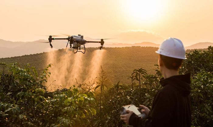 Drone đặc biệt phù hợp với những khu vực canh tác quy mô nhỏ, địa hình đồi núi hoặc thiếu lao động nông nghiệp
