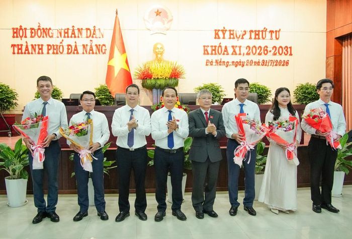 Thường trực HĐND thành phố tặng hoa chúc mừng các cá nhân nhận nhiệm vụ công tác mới.