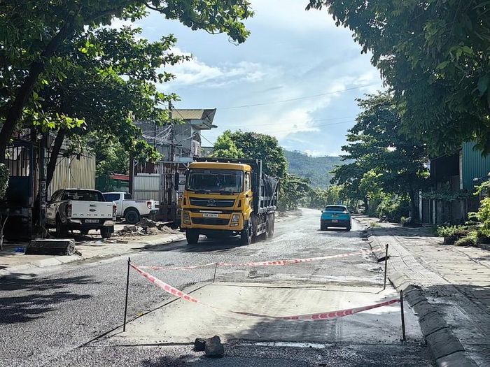Các vị trí sửa chữa đều được căng dây đảm bảo an toàn cho người dân di chuyển. Ảnh: Duy Tùng