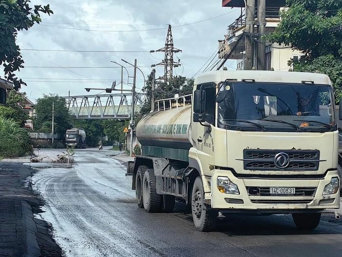 Công tác vệ sinh môi trường, tưới nước đường liên tục. Ảnh: Duy Tùng