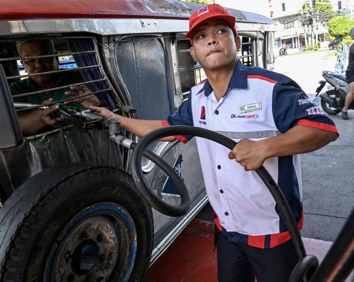 Giá xăng dầu tại nhiều nước châu Á tăng cao. (Ảnh: Getty)