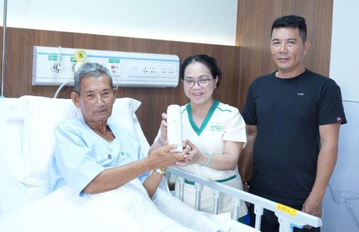 Ông Pring Vat bày tỏ sự hài lòng sau khi điều trị . (Ảnh: BVCC)
