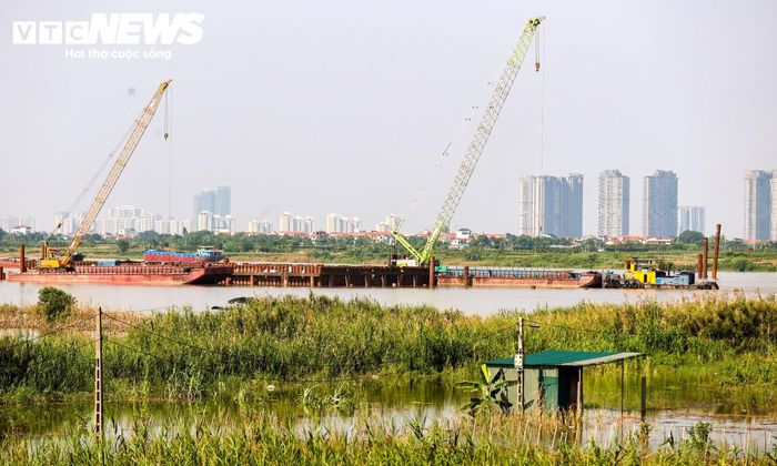Trên mặt sông, các hạng mục thuộc cầu chính cũng đang được triển khai đồng thời, trong đó việc hoàn thành cọc khoan nhồi hai trụ tháp được xem là dấu mốc quan trọng trong quá trình thi công.