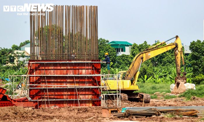 Những ngày cuối tháng 7/2026, trên tuyến đê Hữu Hồng, đoạn qua xã Thanh Trì, không khí thi công diễn ra khẩn trương. 