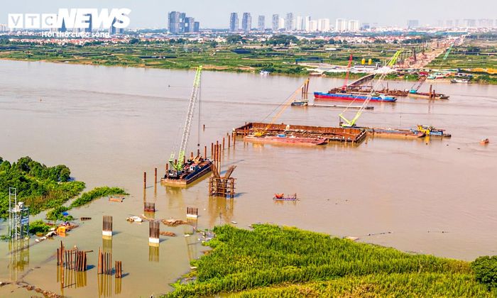 Theo thiết kế, cầu chính vượt sông Hồng dài khoảng 680 m, bề rộng phần cầu chính đạt 32,3 m (bao gồm lề kiểm tra), tổng bề rộng cầu 38,3 m, đáp ứng quy mô 6 làn xe cơ giới và 2 làn xe hỗn hợp. Phần cầu dẫn có chiều dài khoảng 6,58 km với bề rộng 33 m.