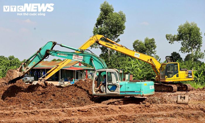 Nhiều tổ đội cùng máy móc, thiết bị hoạt động liên tục để đẩy nhanh tiến độ các hạng mục theo kế hoạch.