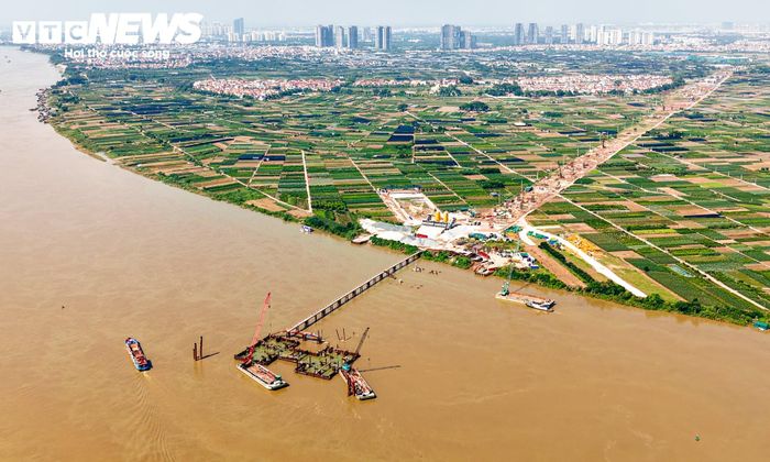 Tại cả hai đầu cầu thuộc Hà Nội và Hưng Yên, hàng trăm công nhân cùng nhiều thiết bị chuyên dụng được huy động làm việc liên tục. Trước đó, những phiến dầm cầu cạn đầu tiên ở phía Hưng Yên đã được lắp đặt, góp phần thúc đẩy tiến độ toàn tuyến.