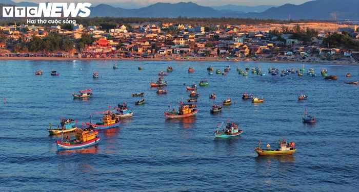 Trong tâm thức của những người làm nghề đi biển “đầu sóng ngọn gió”, cá voi không chỉ là một loài động vật biển to lớn. 