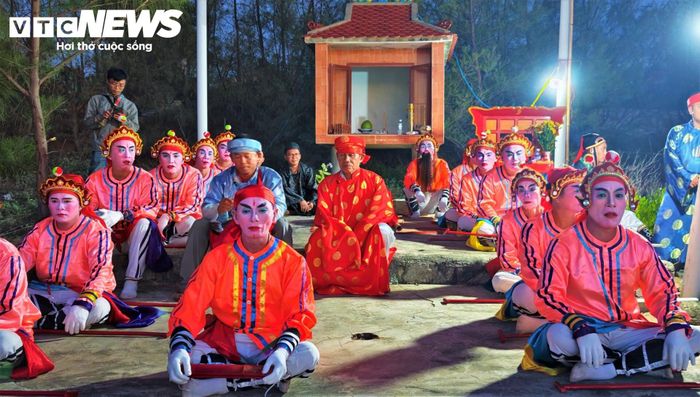Sau những điệu hò hát bả trạo rộn ràng của lễ nghinh Ông thì ngư dân tại làng chài Tân Phụng (xã Phù Mỹ Đông, tỉnh Gia Lai) vẫn lặng lẽ gìn giữ một nghi thức độc đáo và vô cùng linh thiêng: nghi lễ bốc mộ cho cá Ông.