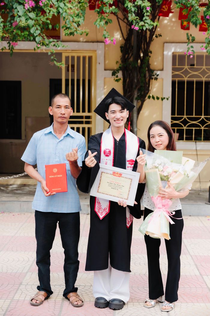 Đó cũng là hành trình được viết nên từ sự đồng hành của gia đình, sự tận tâm của các giảng viên Khoa Khoa học Quản lý, những người bạn, các câu lạc bộ và môi trường giàu trải nghiệm của Trường Đại học Khoa học Xã hội và Nhân văn. “Danh hiệu của hôm nay là một cột mốc đẹp, nhưng sự bản lĩnh, trưởng thành và những người đồng hành sau bốn năm mới là tài sản lớn nhất mà em có”, Xuân Việt nói.