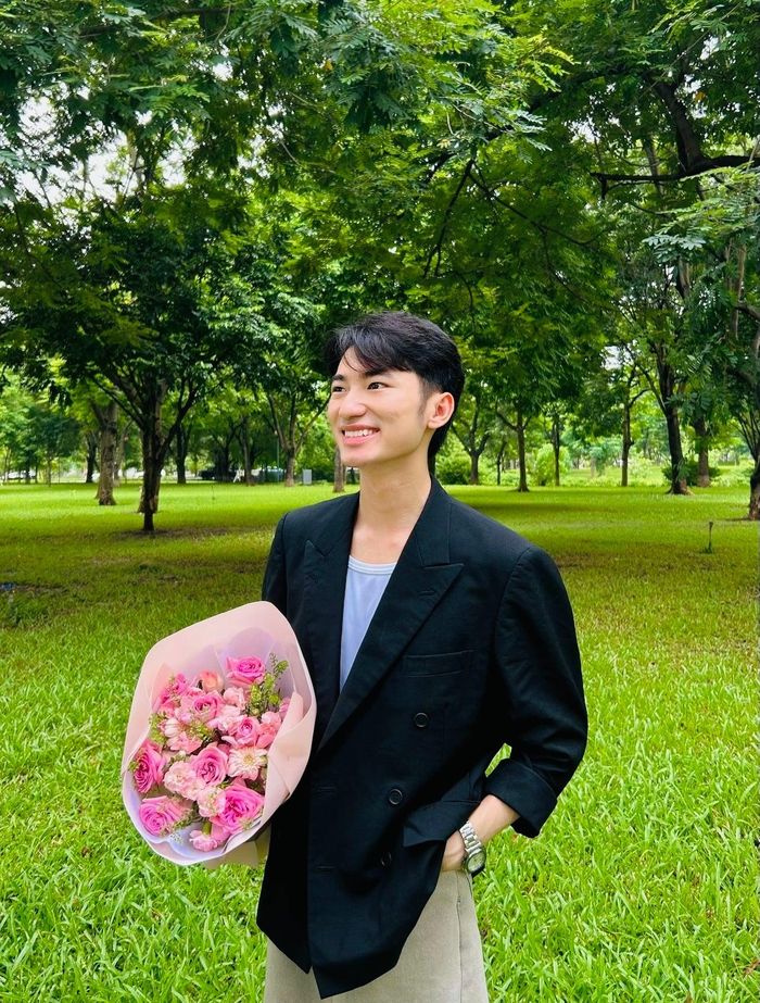 “Món quà này, trước hết con xin dành tặng bố mẹ. Cảm ơn bố mẹ vì luôn là hậu phương vững chắc, để con được tự do theo đuổi đam mê. Hôm nay, con đã làm được rồi”, nam sinh nói.
