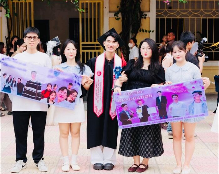  Nhưng chính môi trường học thuật tại Trường Nhân văn đã giúp nam sinh từng bước thay đổi, năng động và sống hết mình với đam mê. Việt học cách chủ động tìm tòi thay vì chỉ học để thi, mạnh dạn bước ra khỏi vùng an toàn, dám nhận những công việc mới và kiên trì theo đuổi mục tiêu đã đặt ra.