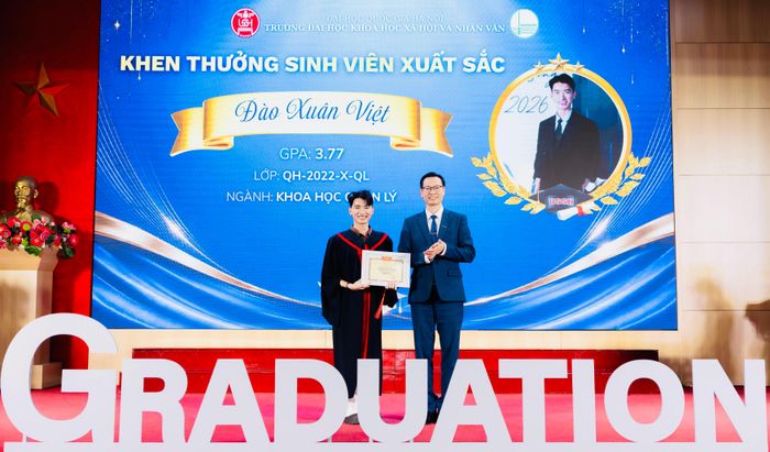 Ngay từ năm nhất, Việt lựa chọn tham gia nghiên cứu khoa học để rèn luyện tư duy học thuật. Trong suốt quá trình học tập, nam sinh nhiều học kỳ liên tiếp nhận học bổng khuyến khích học tập, hai năm liên tiếp đoạt giải Ba nghiên cứu khoa học sinh viên cấp khoa và cấp trường, đồng thời đạt giải Ba cuộc thi Đại sứ Văn hóa đọc cấp trường, giải Khuyến khích cuộc thi Chính luận về bảo vệ nền tảng tư tưởng của Đảng của Đại học Quốc gia Hà Nội. 