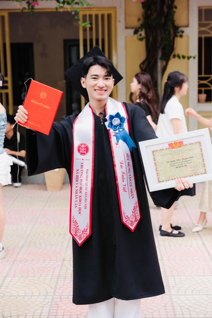 Giữa tiếng vỗ tay chúc mừng, Việt chia sẻ điều khiến mình xúc động nhất không phải là danh hiệu hay những tấm giấy khen, mà là khoảnh khắc được báo tin vui “quả ngọt” cho bố mẹ. Điều đầu tiên nam sinh nghĩ đến là mang kết quả này về dành tặng những người luôn âm thầm đồng hành cùng em trên hành trình phấn đấu trưởng thành.