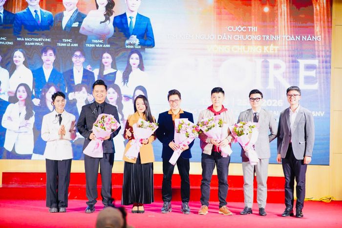 Song song với học tập và hoạt động chuyên môn, Việt tích cực tham gia công tác Đoàn - Hội, Nhiều năm, Việt liên tiếp được Trường Đại học Khoa học Xã hội và Nhân văn trao tặng danh hiệu Gương mặt trẻ tiêu biểu, giấy khen Cán bộ lớp có nhiều đóng góp, giấy khen Đảng viên hoàn thành xuất sắc nhiệm vụ năm 2024. Theo chàng Á khoa, điều quan trọng nhất để có thể cân bằng giữa học tập và hàng chục hoạt động khác nhau là xác định rõ mục tiêu. “Em luôn đặt việc học lên hàng đầu. Hoạt động ngoại khóa chỉ thật sự có ý nghĩa khi giúp mình trưởng thành hơn, rèn luyện kỹ năng và bổ trợ cho con đường lâu dài”, nam sinh chia sẻ.