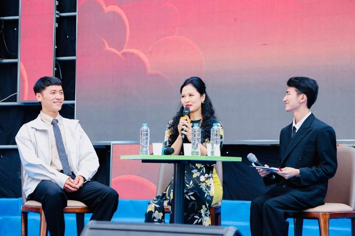 Không chỉ nổi bật trong học tập, Xuân Việt còn là gương mặt quen thuộc trong các hoạt động kỹ năng và phong trào sinh viên. Từng e ngại đứng trước đám đông, nam sinh lựa chọn chinh phục chính nỗi sợ của mình bằng việc cầm micro. Từ những chương trình nhỏ của khoa, câu lạc bộ, Việt dần trưởng thành để trở thành Chủ nhiệm PEM - Câu lạc bộ Thuyết trình MC. Đồng thời, nam sinh khẳng định khả năng thuyết trình, dẫn dắt và truyền cảm hứng tại các sân chơi MC với nhiều dấu ấn như: Quán quân cuộc thi The Promised Land, Á quân MC Inspiring Person, Quý quân Tôi Bản lĩnh 2024 và Top 6 Mic Vàng 2024.