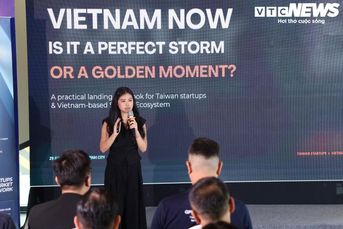 Bà Liên Lê, Quản lý Phát triển Chương trình BLOCK71 Vietnam, giới thiệu về chương trình (Ảnh: Ngọc Duy)