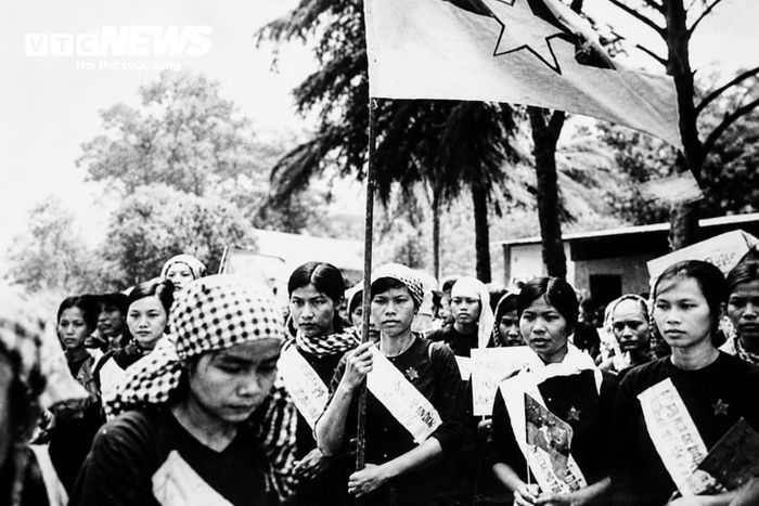 Bà Nguyễn Thị Bích Nga (thứ hai từ phải sang) cùng các cựu tù sau khi trở về đất liền sau ngày giải phóng miền Nam, thống nhất đất nước. (Ảnh: NVCC)