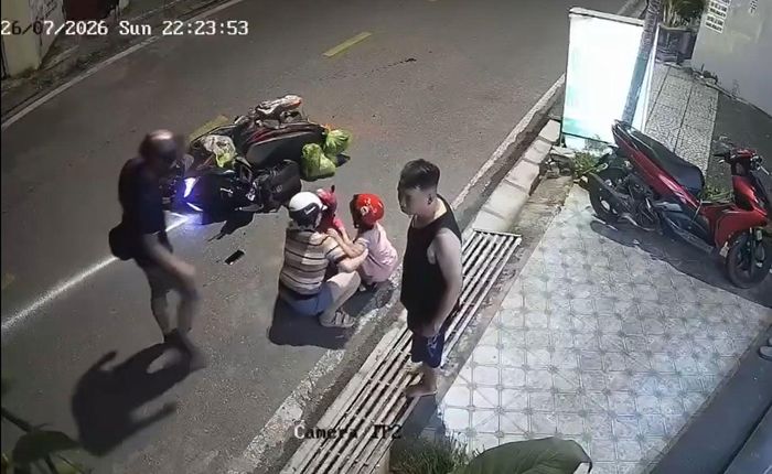 Sau khi gây tai nạn, tài xế lái ô tô rời khỏi hiện trường.