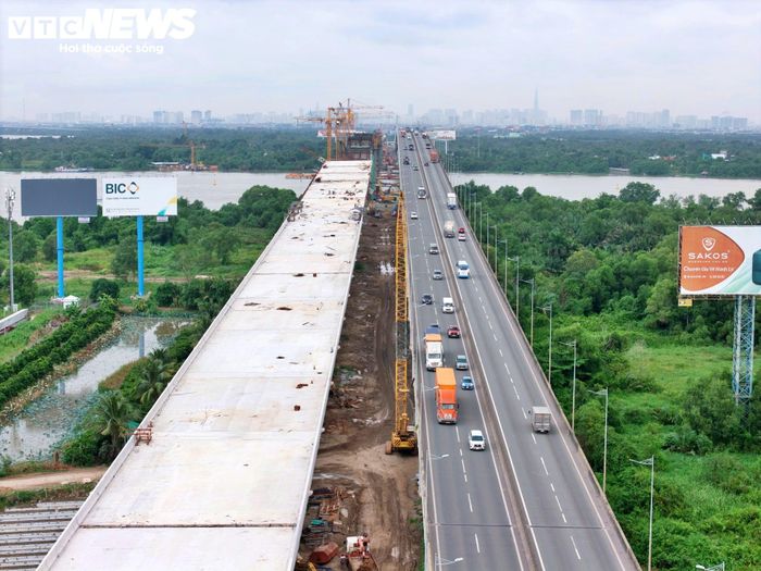 Sau gần một năm thi công, hệ thống trụ cầu đã vươn cao trên sông Đồng Nai. Nhà thầu hiện huy động hàng trăm kỹ sư, công nhân cùng hơn 100 đầu xe, máy móc, thiết bị, tổ chức hàng chục mũi thi công, duy trì hai ca làm việc liên tục cả trên bờ và giữa sông.