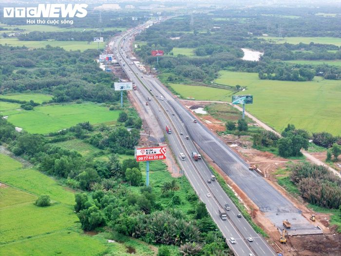 Theo thống kê, lưu lượng phương tiện trên tuyến cao tốc TP.HCM - Long Thành tăng trung bình 10,82% mỗi năm trong những năm gần đây và đã vượt xa năng lực thiết kế ban đầu. Việc mở rộng tuyến đường được kỳ vọng sẽ đáp ứng nhu cầu đi lại ngày càng tăng của người dân, đồng thời tăng cường khả năng kết nối với sân bay Long Thành khi công trình này chuẩn bị đưa vào khai thác.