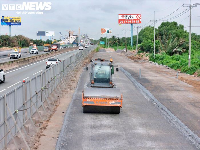 Bên cạnh dòng phương tiện vẫn lưu thông liên tục trên tuyến cao tốc hiện hữu, hàng trăm kỹ sư, công nhân cùng nhiều thiết bị, máy móc được huy động làm việc liên tục để triển khai các hạng mục mở rộng.