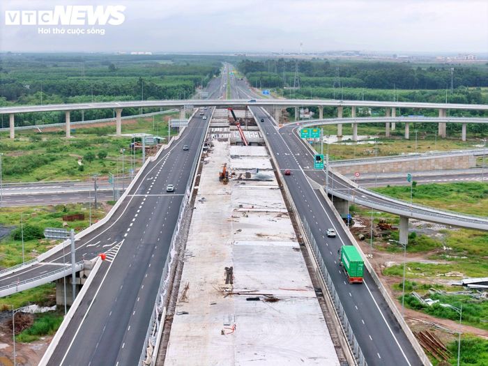 Theo quy hoạch, đoạn từ Km4+000 đến Km8+844,5 sẽ được mở rộng lên 8 làn xe; đoạn từ Km8+844,5 đến Km25+920 sẽ đạt quy mô 10 làn xe. Riêng đoạn từ nút giao Quốc lộ 51 hướng về cao tốc Biên Hòa - Vũng Tàu đã được mở rộng nền đường lên khoảng 12-14 làn xe.