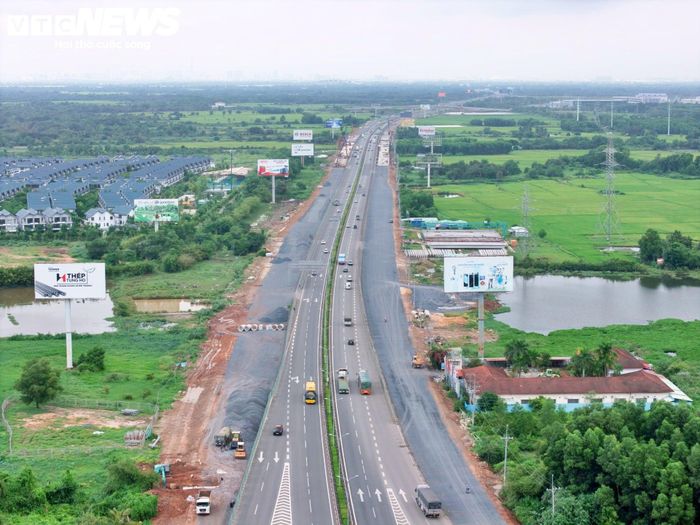 Dự án mở rộng cao tốc TP.HCM - Long Thành - Dầu Giây được khởi công ngày 19/8/2025, đặt mục tiêu cơ bản hoàn thành vào tháng 12/2026. Riêng hạng mục cầu Long Thành dự kiến hoàn thành trong quý I/2027.