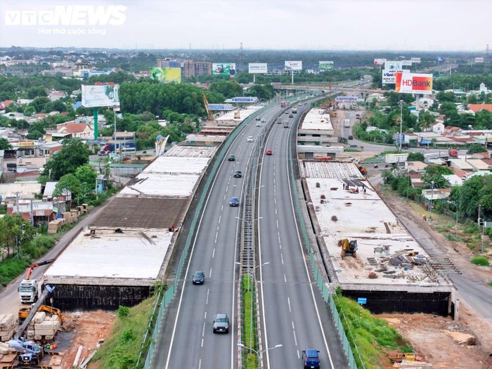 Ở nút giao Quốc lộ 51, hệ thống trụ cầu đã cơ bản hoàn thành. Hiện các đơn vị thi công đang tập trung lao lắp dầm và thi công bản mặt cầu. Trên toàn công trường, liên danh nhà thầu chia thành nhiều mũi, đồng thời triển khai các hạng mục để đẩy nhanh tiến độ.