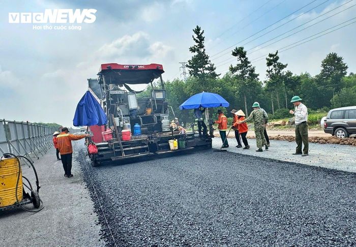 Những thảm nhựa đầu tiên của dự án mở rộng cao tốc TP.HCM - Long Thành.