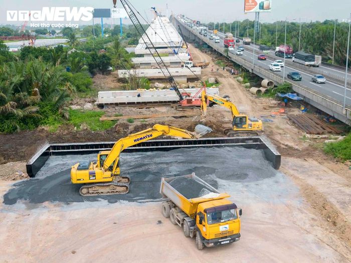 Theo thiết kế, cầu Long Thành sẽ được xây dựng thêm một đơn nguyên mới gồm 5 làn xe hoàn chỉnh, qua đó nâng cao năng lực thông hành của toàn bộ công trình.