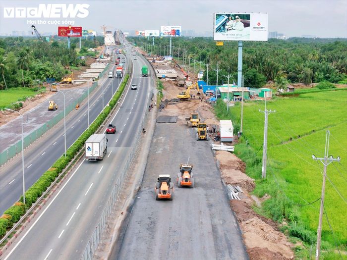 Sau nhiều tháng thi công nền đường, từng đoạn mặt đường bê tông nhựa đã dần xuất hiện, tạo nên diện mạo mới của dự án. Các đơn vị thi công đang tận dụng điều kiện thời tiết thuận lợi để đẩy nhanh tiến độ, hướng tới mục tiêu hoàn thành dự án theo kế hoạch vào cuối năm nay.