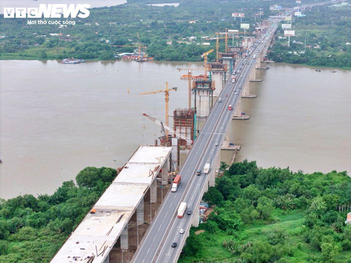 Trên địa phận tỉnh Đồng Nai, hàng chục trụ cầu cạn thuộc đường dẫn cầu Long Thành đã hoàn thành lao lắp dầm và đang thi công bản mặt cầu.