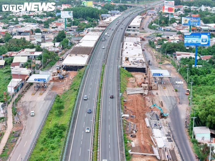 Tại nút giao với cao tốc Biên Hòa - Vũng Tàu, các nhà thầu đang triển khai xây dựng thêm hai cầu vượt nhằm nâng quy mô đoạn tuyến này lên 10 làn xe, góp phần tăng năng lực lưu thông tại khu vực kết nối giữa hai tuyến cao tốc trọng điểm.