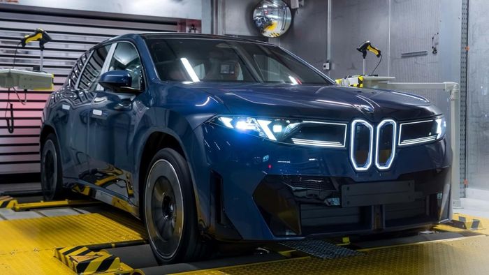 BMW iX3 Neue Klasse là mẫu xe đầu tiên được sản xuất tại Debrecen, mở đầu cho chiến lược Neue Klasse và mô hình sản xuất mới của BMW. (Ảnh: BMW Group)