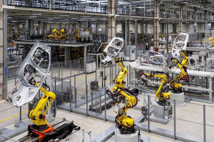 Hàng trăm robot phối hợp trong xưởng hàn để ghép các chi tiết thân xe với độ chính xác cao trước khi chuyển sang công đoạn sơn. (Ảnh: BMW Group)