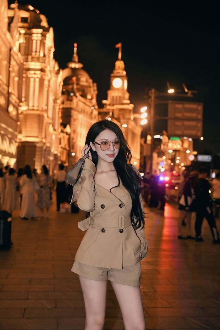 Nhờ gương mặt thanh tú và vóc dáng chuẩn, cô không ngần ngại thử sức với nhiều phong cách thời trang khác nhau, từ năng động, trẻ trung đến gợi cảm, quyến rũ. 