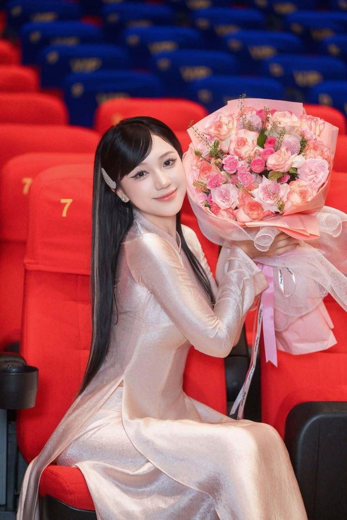Ít ai biết rằng, “Thanh âm vượt đại dương” cũng là dấu mốc đặc biệt trong sự nghiệp của Thùy Dương. Cô được đạo diễn Đào Duy Phúc lựa chọn khi vẫn còn là sinh viên năm cuối. Đây chính là lần đầu tiên Thùy Dương đảm nhận vai chính trên màn ảnh rộng.