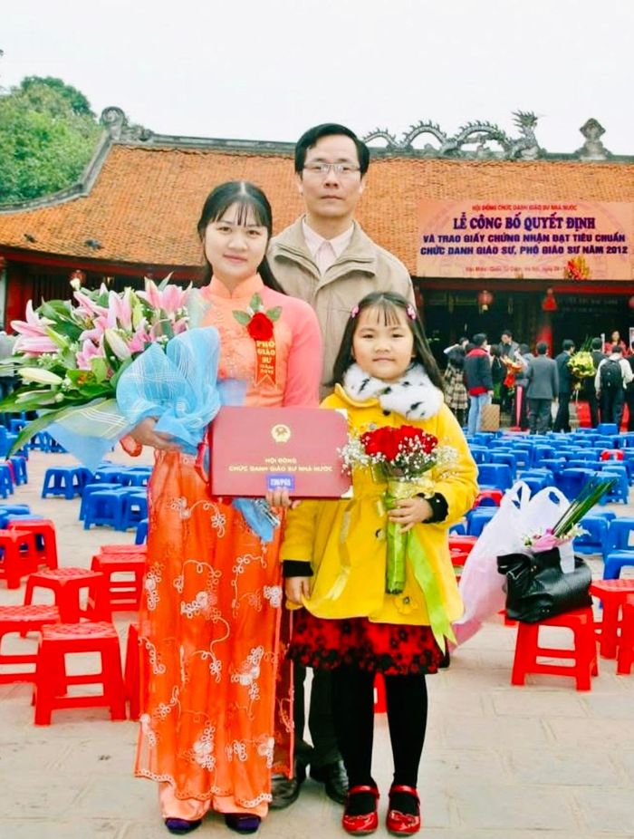 Ảnh kỷ niệm gia đình Ngọc Trâm tại lễ trao giấy chứng nhận chức danh Phó giáo sư của mẹ em, năm 2012.