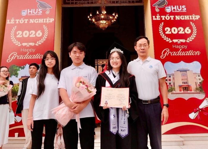 Thảo Trâm chụp cùng bố và 2 em tại lễ tốt nghiệp Trường Đại học Khoa học Tự nhiên.