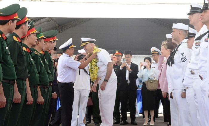 Lễ đón tiếp tại Cảng Tiên Sa.