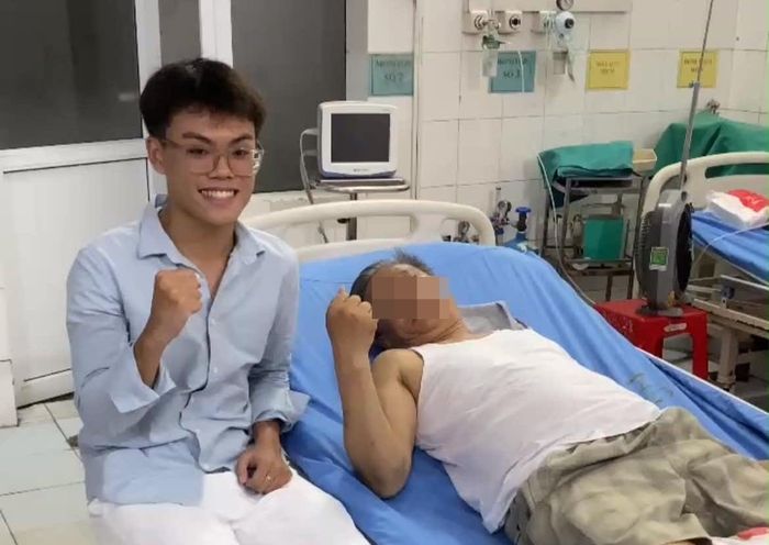 Hùng và người đàn ông bị đuối nước chụp tại bệnh viện. (Ảnh: NVCC)